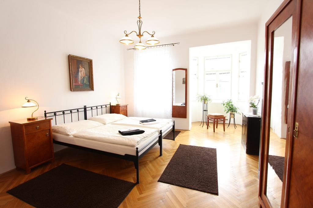 Penzion Jelen Vranov Nad Dyji Bagian luar foto