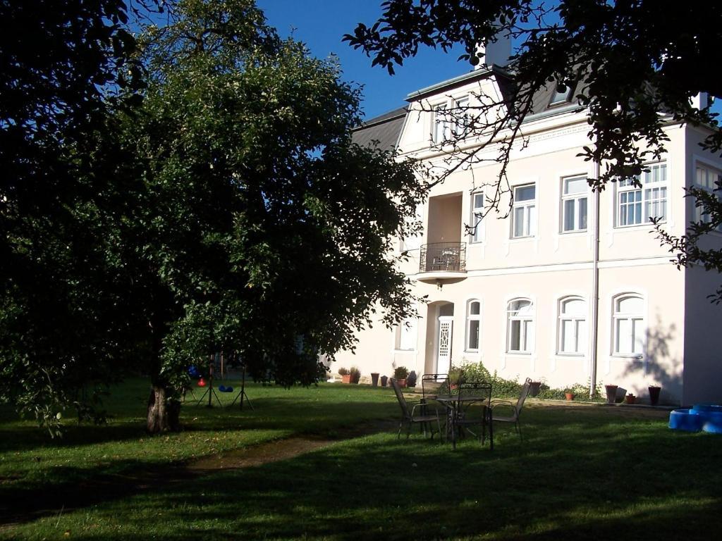 Penzion Jelen Vranov Nad Dyji Bagian luar foto