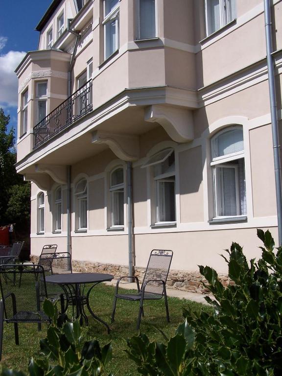 Penzion Jelen Vranov Nad Dyji Bagian luar foto