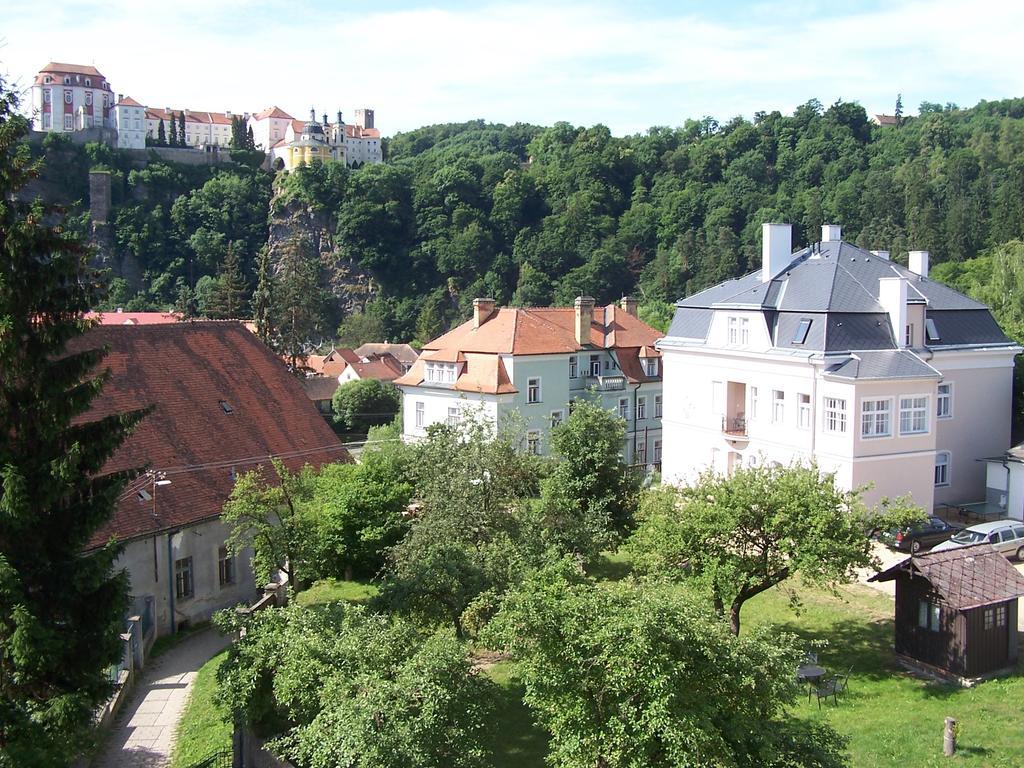 Penzion Jelen Vranov Nad Dyji Bagian luar foto