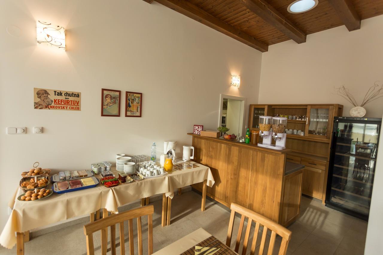 Penzion Jelen Vranov Nad Dyji Bagian luar foto